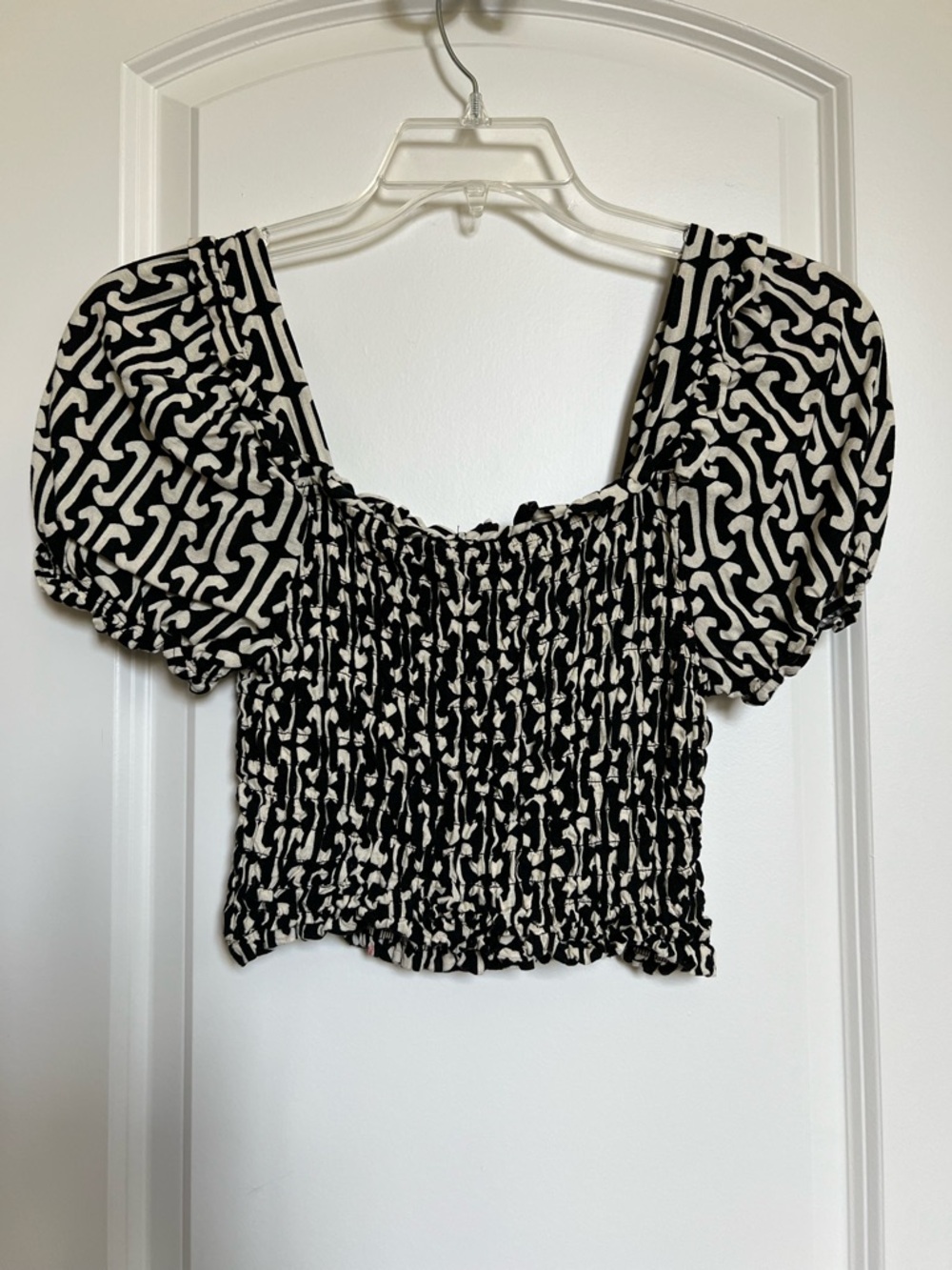 Monteau Size M Black White Geometric Smocked Puff Sleeve Cropped Blouse Top